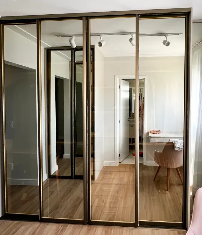 Armário com portas de correr em vidro reflecta bronze e perfil em alumínio dourado