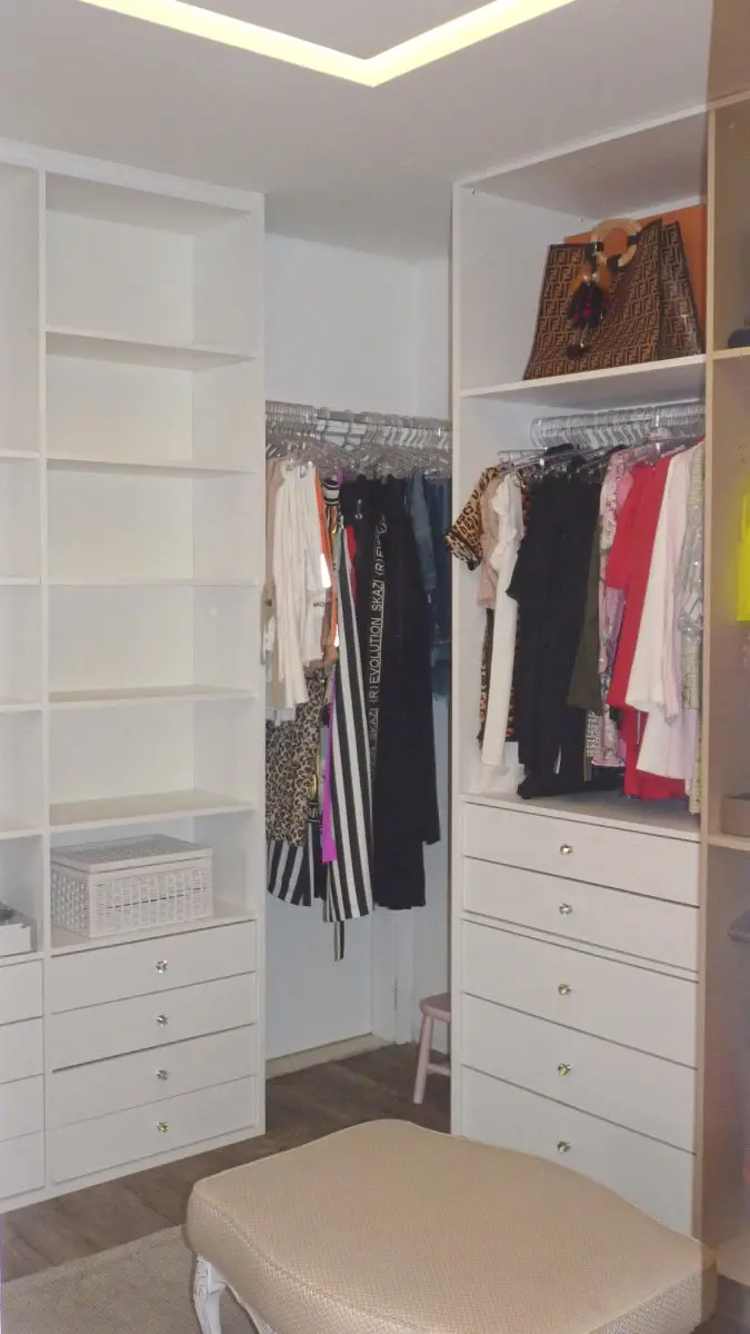 Closet aberto branco com fundo art closet
