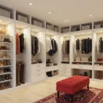 Closet planejado para casal com iluminação embutida, sapateira, gavetas e acabamento branco - Projeto Art Closet