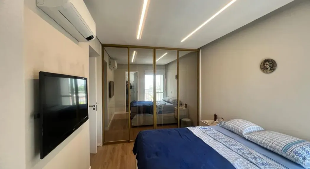 Armário planejado com portas de correr Reflecta Bronze — Art Closet