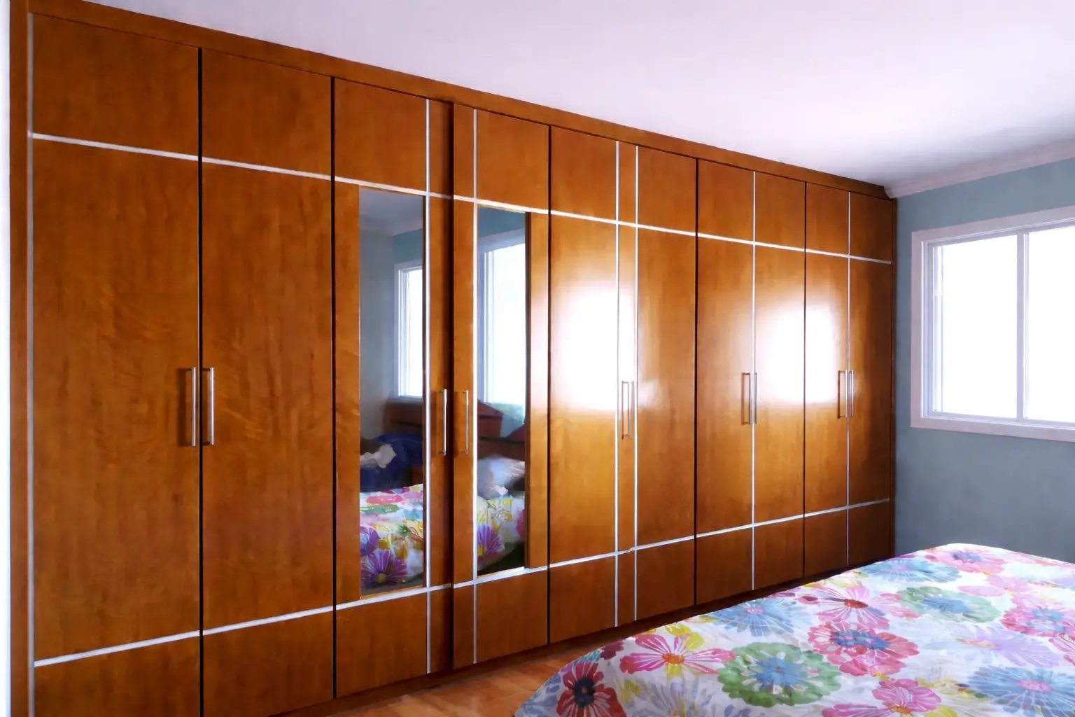 Antes da transformação, com armário antigo no quarto