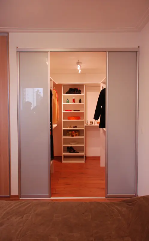 fechamento de closet com portas de correr