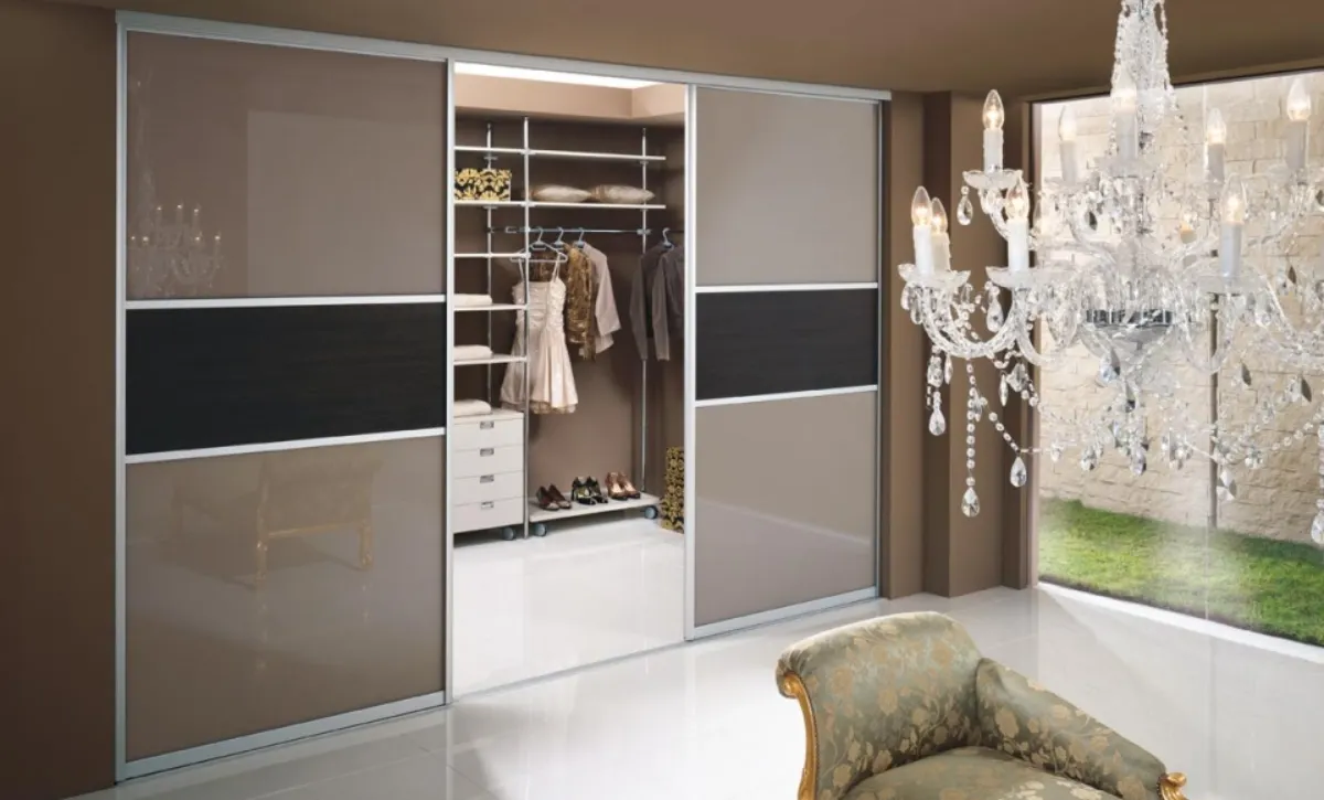 Closet Fechado com portas de correr e pelicula art closet