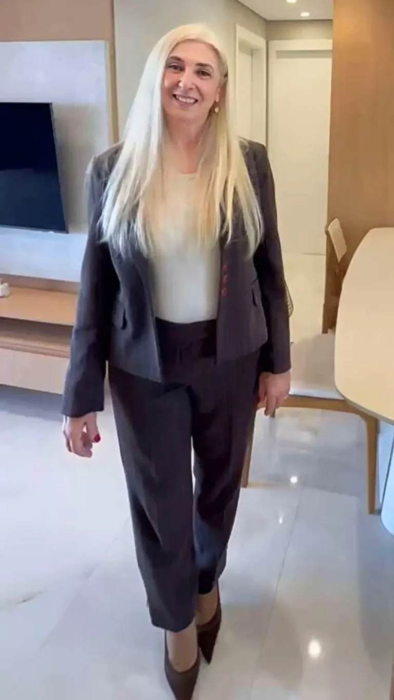 Ana Paula da Art Closet sorrindo em ambiente de móveis planejados modernos.