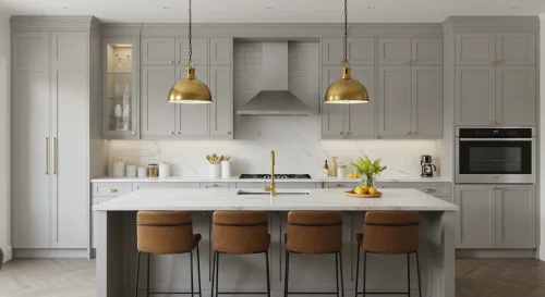 Cozinha planejada com armários cinza claro, ilha central com bancada branca, luminárias douradas e banquetas estofadas em couro – Art Closet.